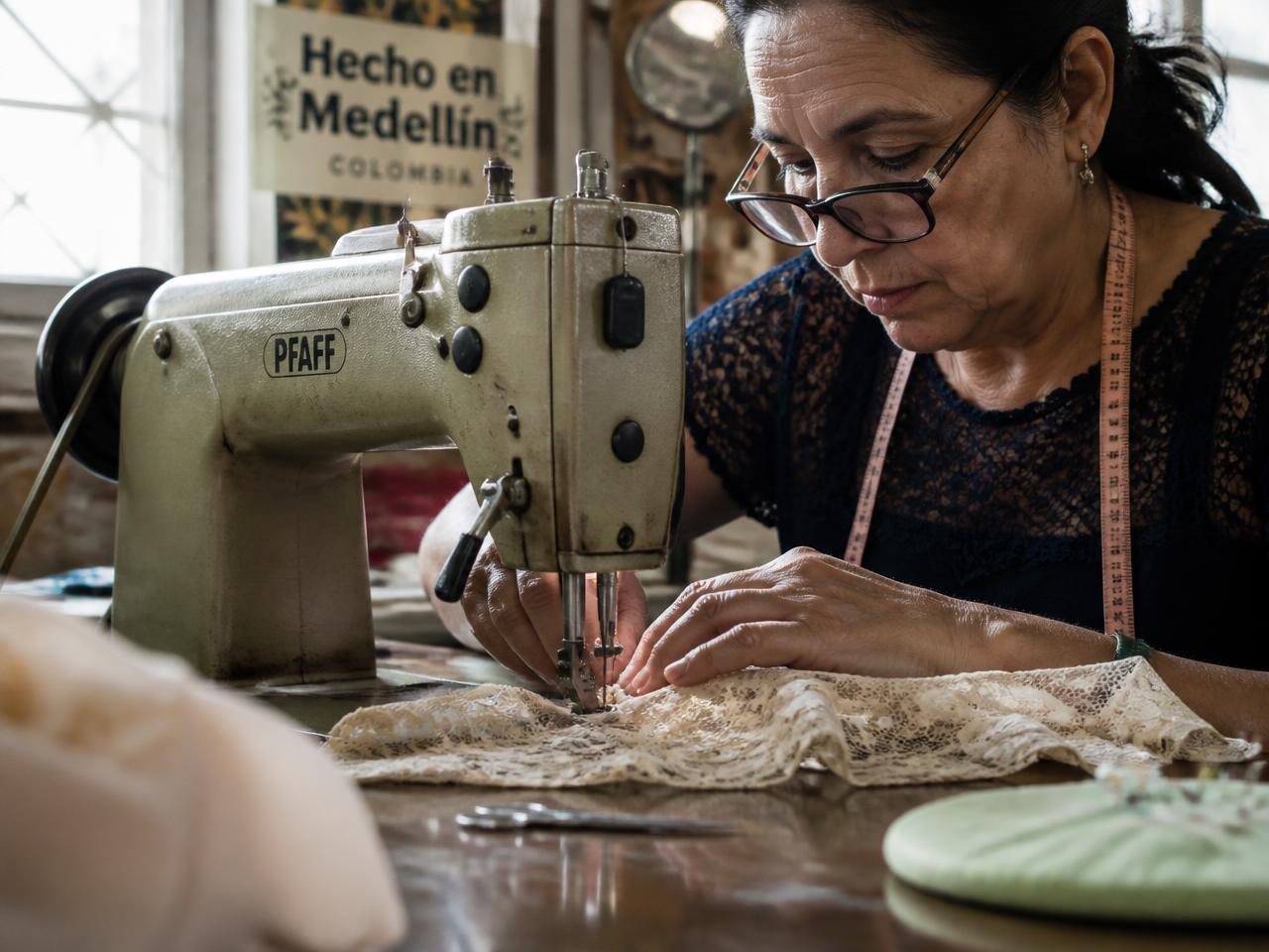 Artesana cosiendo encaje en un taller colombiano