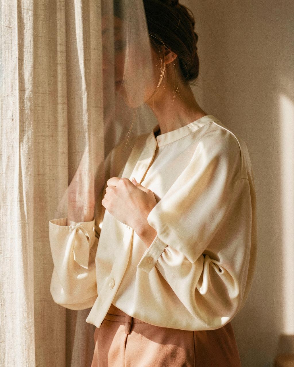 Blusa de seda color crema de la línea Triana Trends