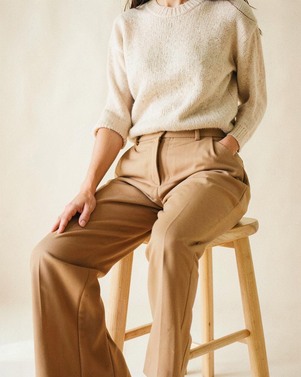 Pantalones de tela en tonos arena de la línea Triana Trends